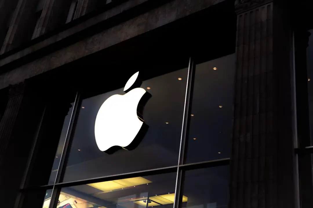 Apple Eyes AI Startups Mistral & Perplexity Deals